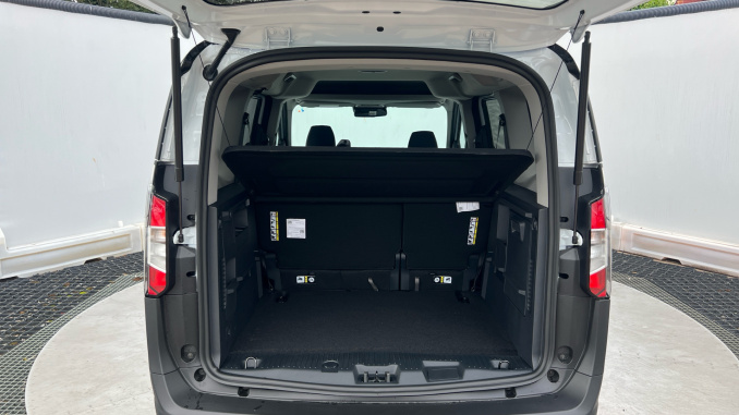 Ford Tourneo Courier 100kW Active 46kWh 5dr Auto Electric Estate - Image 4